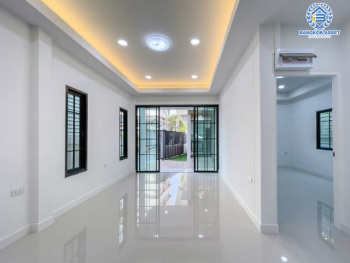 *****บ้านแฝดมือสองชั้นเดียว ย่านนนทบุรี ม.รวยรื่น ติวานนท์  บ้านสวยตกแต่งใหม่เหมือนมือหนึ่ง บนเนื้อที่ 32 ตร.ว. มาพร้อมฟังก์ชัน 3 ห้องนอน 3 ห้องน้ำ จอดรถ 1 คัน  บนทำเลศักยภาพ เชื่อมต่อถนนหลายเส้นทาง ใกล้จุดขึ้นทางด่วนงามวงศ์วาน และ รถไฟฟ้าสถานีกระทรวงสาธารณสุข เติมเต็มด้วยสิ่งอำนวยความสะดวกครบครัน